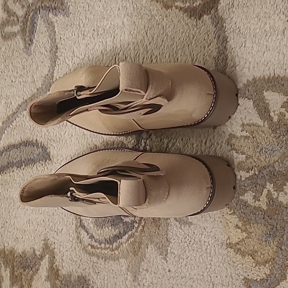 Size 8.5 suede tan ankle boot - Picture 3 of 6